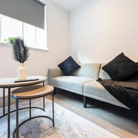 Apartment 1 Bedroom Luxury Serviced *
