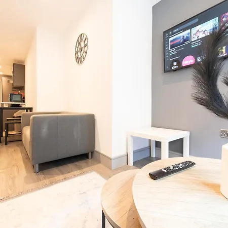 1 Bedroom Luxury Serviced *