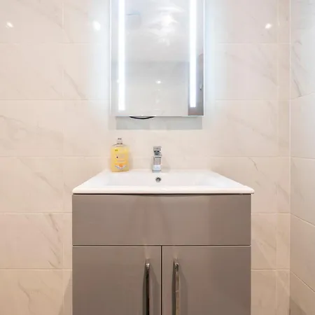 Apartment 1 Bedroom Luxury Serviced *