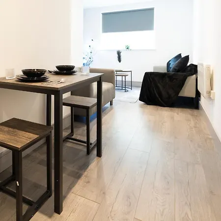 Apartment 1 Bedroom Luxury Serviced *