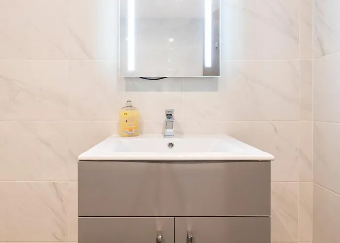 Apartment 1 Bedroom Luxury Serviced *